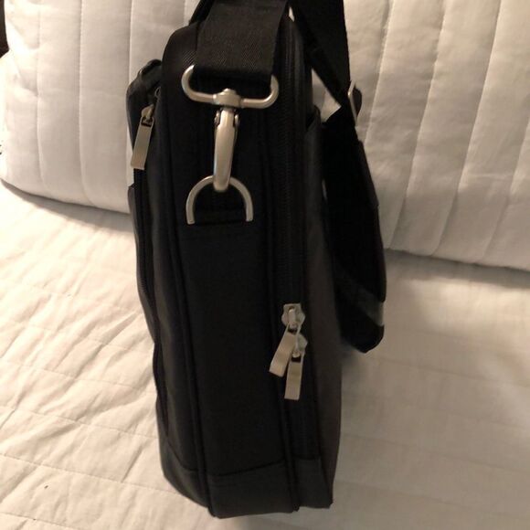 Dell Tech Padded Laptop Travel Bag with a Crossbody Strap - Picture 5 of 13